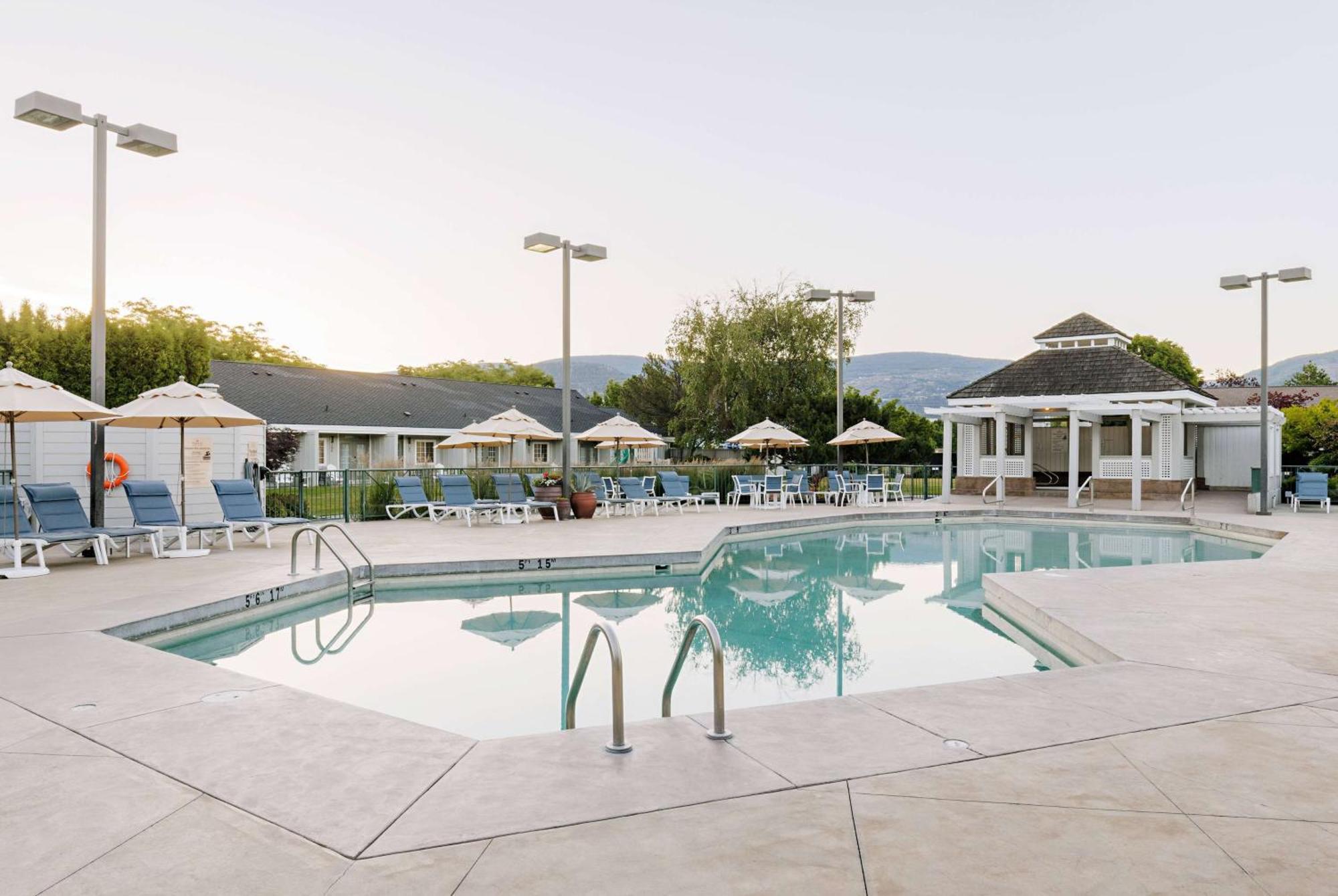 Balcomo, A Ramada By Wyndham Hotel Penticton Bagian luar foto